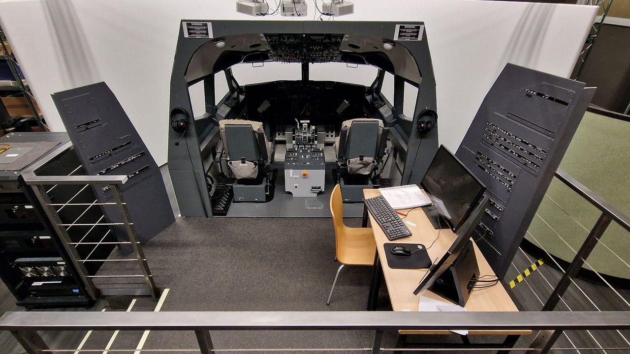 世界のエアライナー The Cockpit Flight Simulator 2 B737-400,B777-200 [D(中古品) Spanish Regulator Certifies Second B737 Simulator | Halldale Group